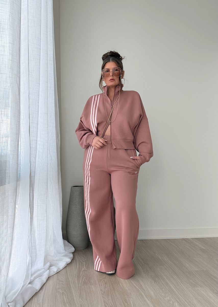 Sweatsuit of the Season: One Set, Multiple Colors for Fall 2025